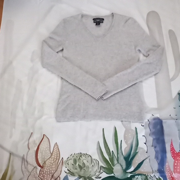 Tahari Cashmere  Light Grey Casual Preppy Classic V Neck Staple Piece Sweater - Picture 1 of 3
